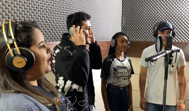 Abadeus forma coral e lança seu primeiro videoclipe