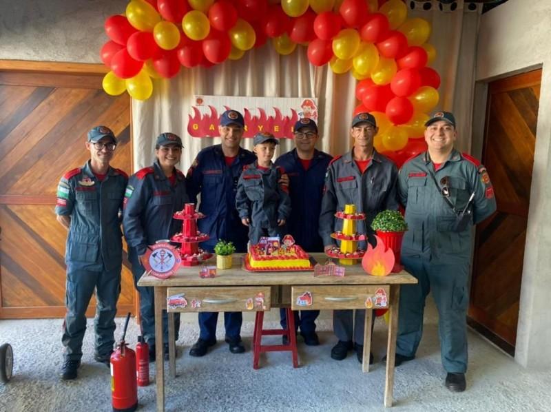 Bombeiros Militares fazem surpresa em festa de aniversário de criança em Urussanga