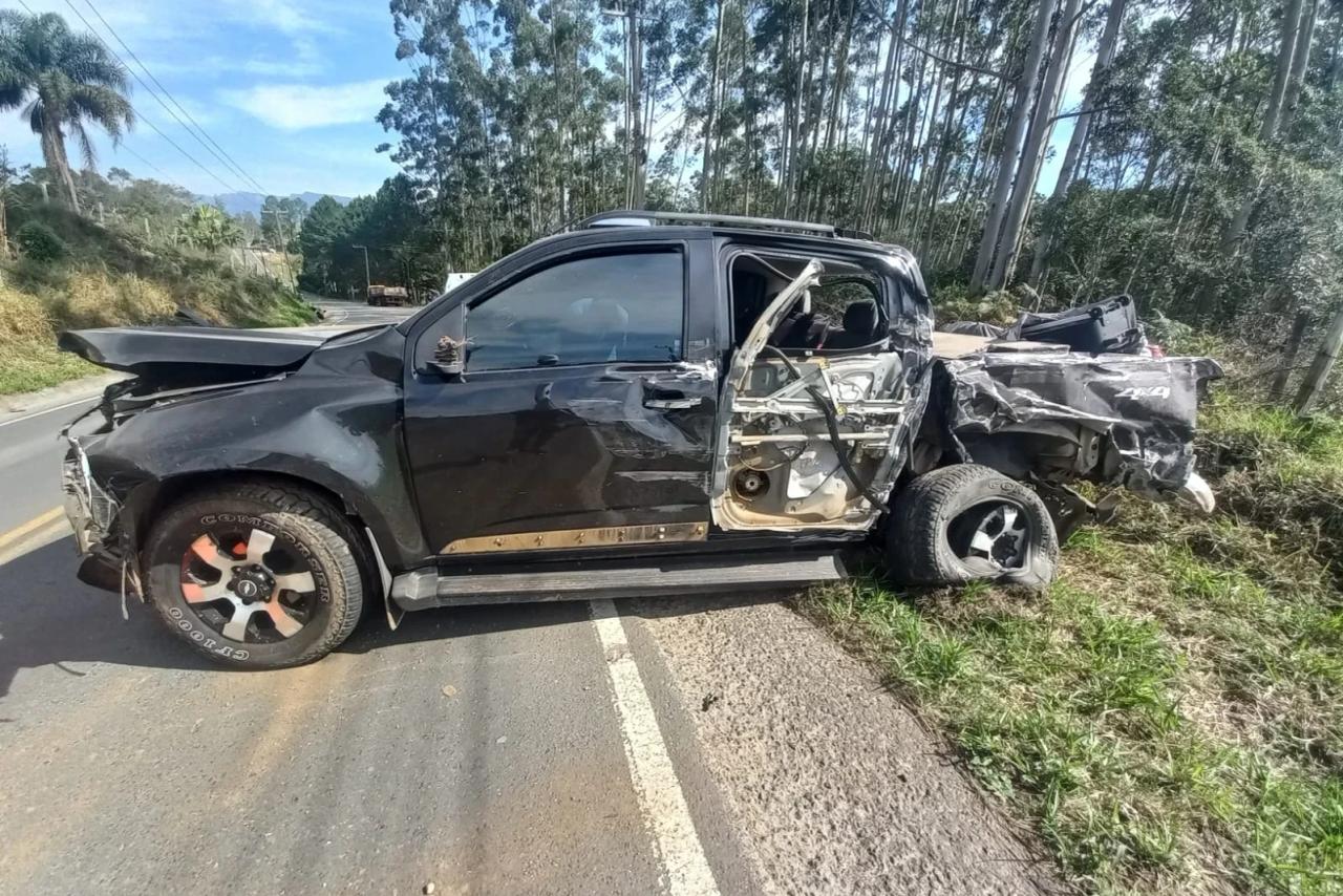 Caminhonete realiza ultrapassagem em local proibido e colide contra dois caminhões na SC-390