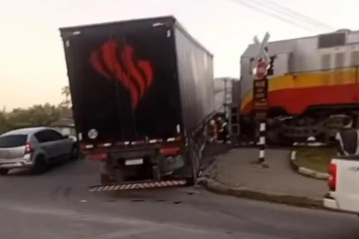 Caminhão obstrui passagem em nível e interrompe tráfego ferroviário em Içara