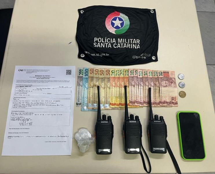 Cumprindo mandado de prisão, PM encontra cocaína, dinheiro e rádio comunicadores em Criciúma