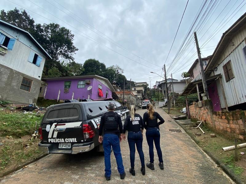 Homem é preso com pedras de crack e porções de maconha dentro de casa em Orleans