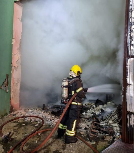 Galpão é consumido por incêndio em Araranguá
