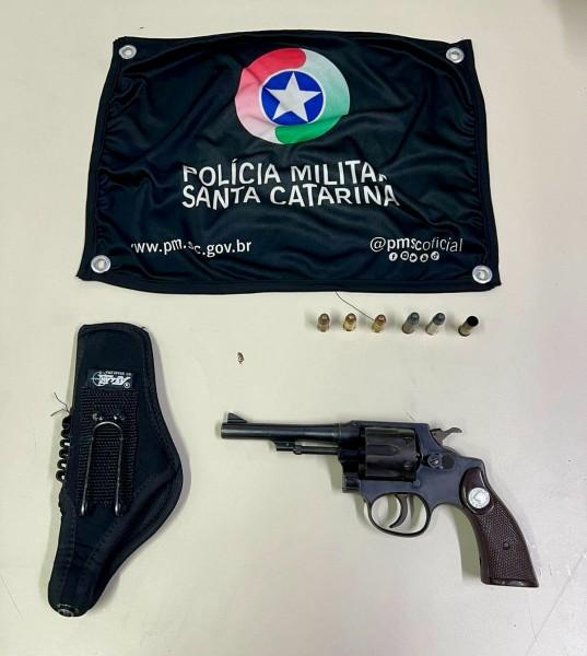 Homem é preso pela Polícia Militar por porte ilegal de arma de fogo em Içara