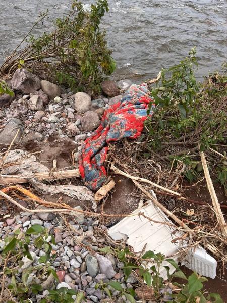 Em buscas por idoso desaparecido, bombeiros encontram roupas de cama e suposto joelho