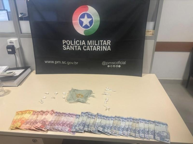Trio é preso após PM encontrar drogas e dinheiro no pátio de casa em Balneário Arroio do Silva