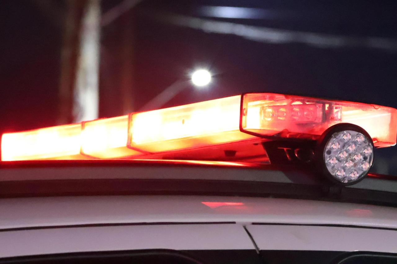 Homem é rendido por dupla armada e tem celular e dinheiro roubados
