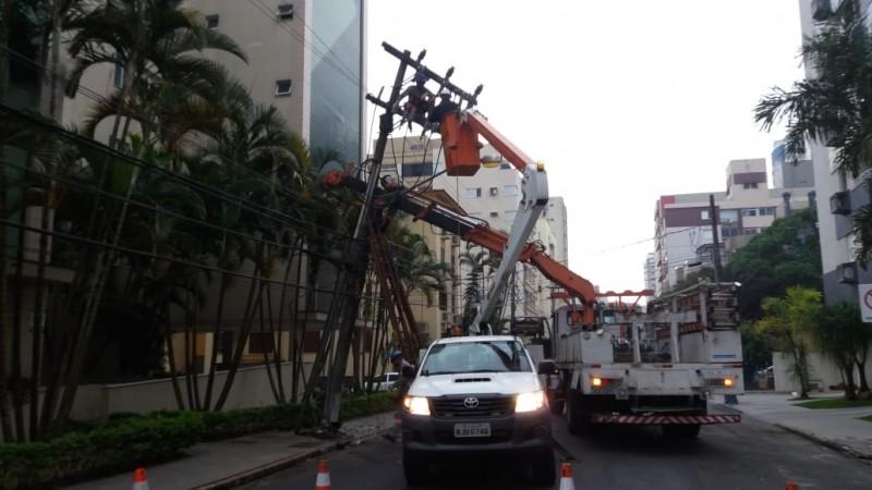 Celesc trabalha na recuperação da rede elétrica afetada por acidente de trânsito 