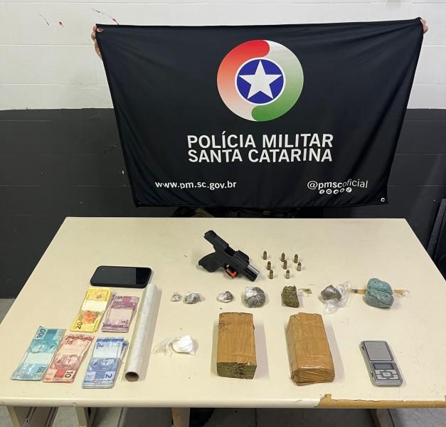 Jovem é preso com cocaína, maconha e arma de fogo de uso restrito em Criciúma 