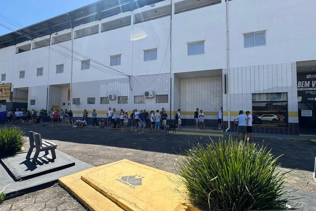 Torcedores carvoeiros fazem fila e esgotam vagas de sócios para as cadeiras