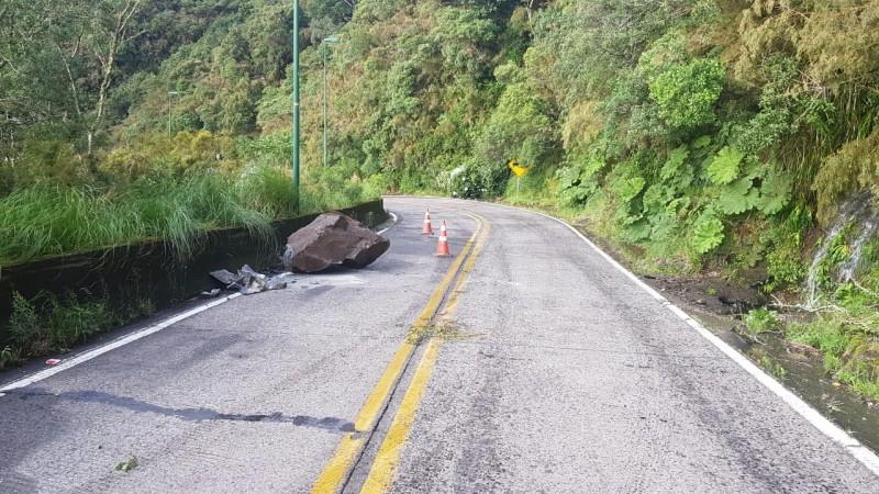 Queda de rochas deixa trânsito em meia pista na Serra do Rio do Rastro 