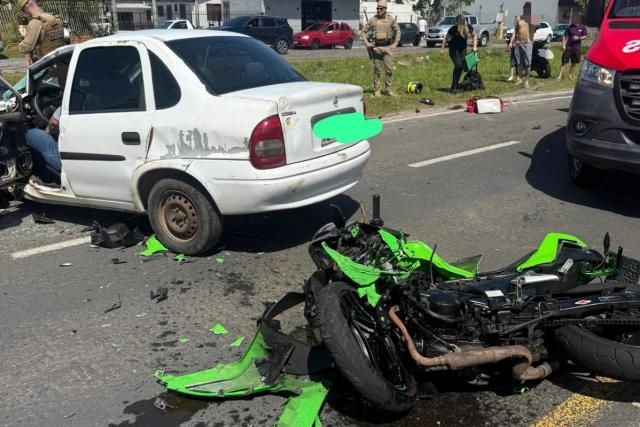 Motociclista fica em estado crítico após colisão com carro