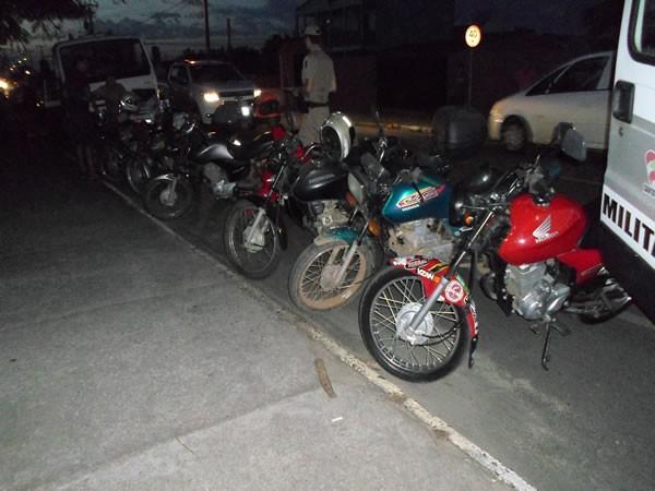 Dez motocicletas são recolhidas em fiscalização da PM de Araranguá