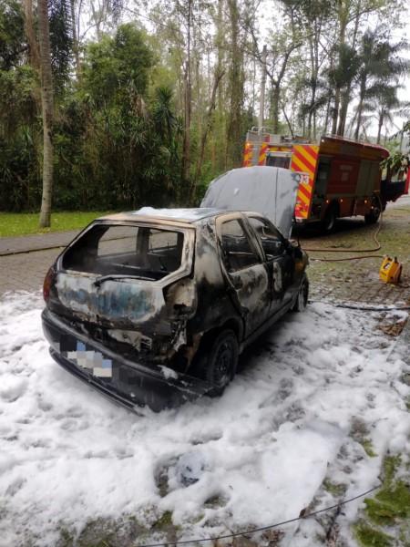 Bombeiros combatem incêndio em veículo em Orleans