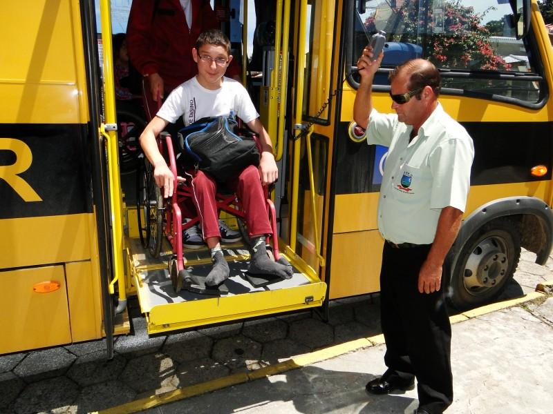 Ônibus especial facilita rotina de alunos cadeirantes em Urussanga