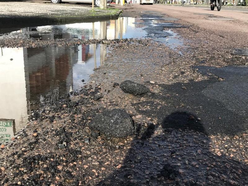 Polícia alerta motoristas sobre buracos na pista
