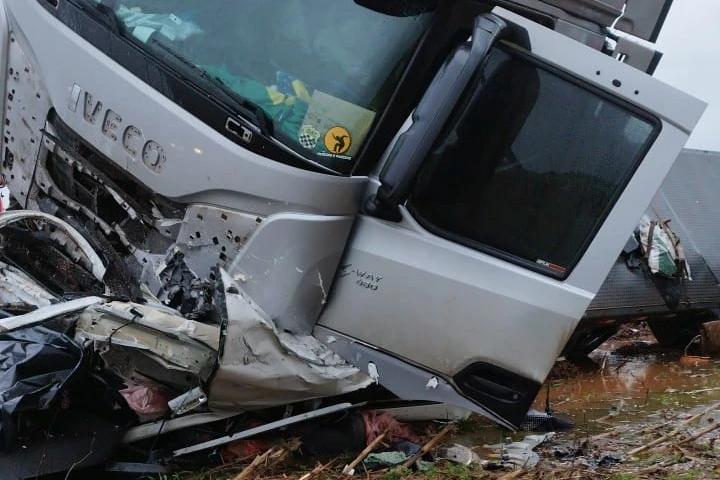 Colisão frontal na BR-470 deixa cinco mortos
