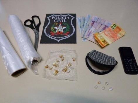 Dupla é presa por venda de crack 