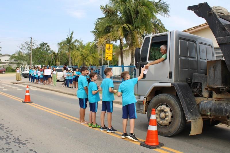 Morro da Fumaça encerra Semana Nacional do Trânsito com entrega de televisão para escola