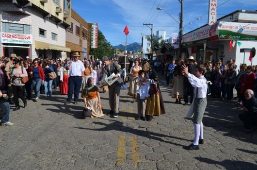Três mil pessoas prestigiam desfile da colônia Nuova Venezia