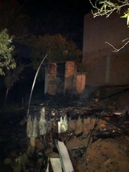 Casa de madeira é destruída por incêndio em Armazém