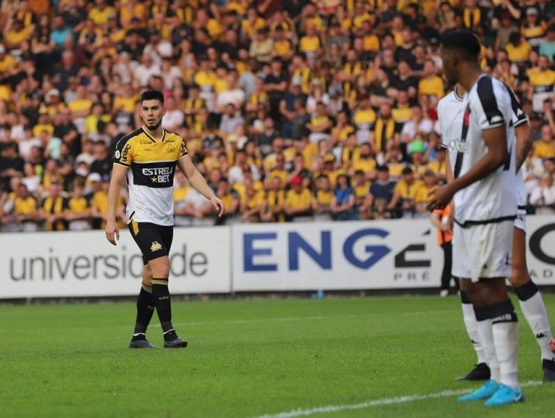 Criciúma não planeja contratar zagueiro para repor ausência de Wilker Ángel