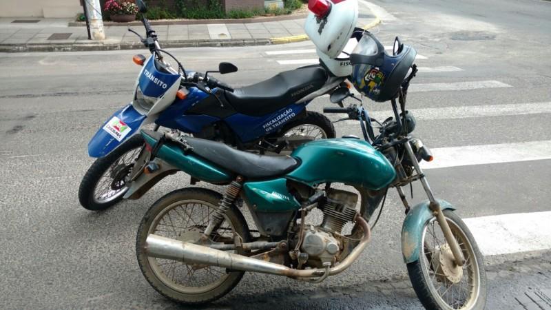 Agentes de trânsito recuperam motocicleta furtada
