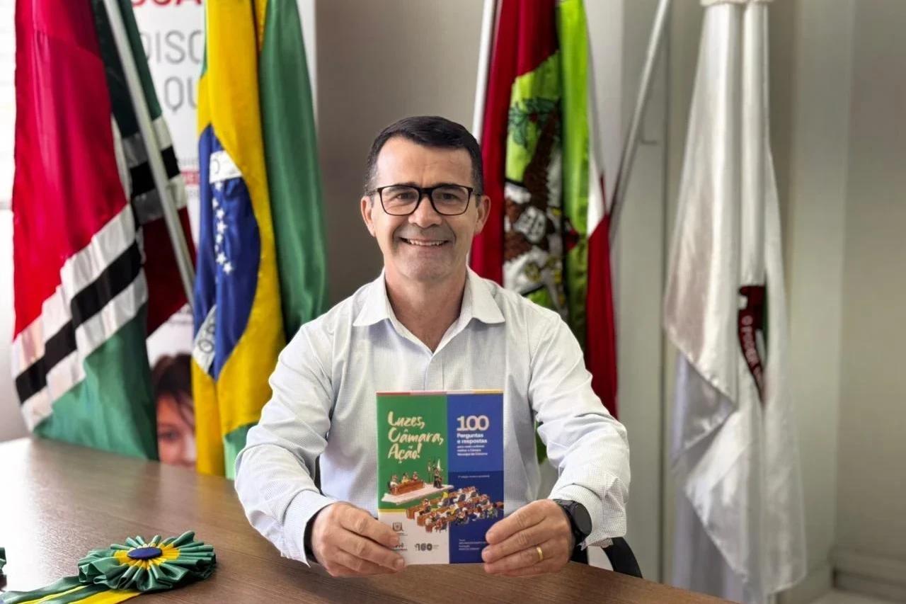 Escolas de Criciúma receberão cartilha que explica o papel do Poder Legislativo Municipal