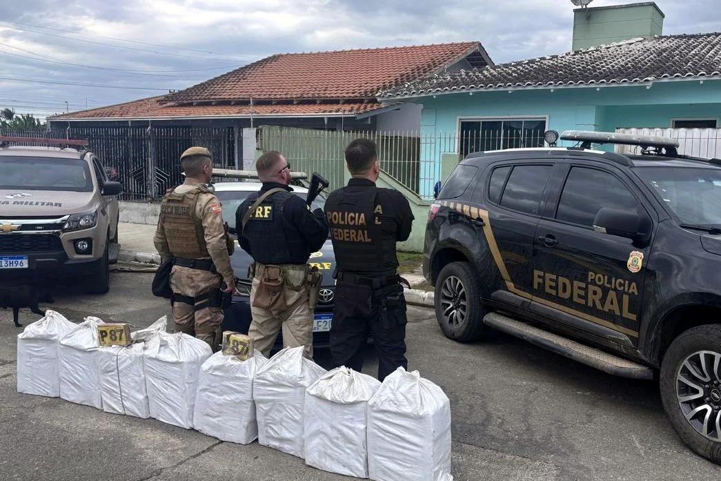 Santa Catarina: Polícia encontra esconderijo subterrâneo com 231 quilos de cocaína em Itajaí