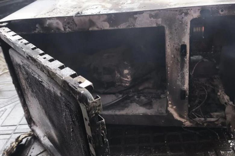 Micro-ondas pega fogo em estabelecimento comercial no Centro de Laguna