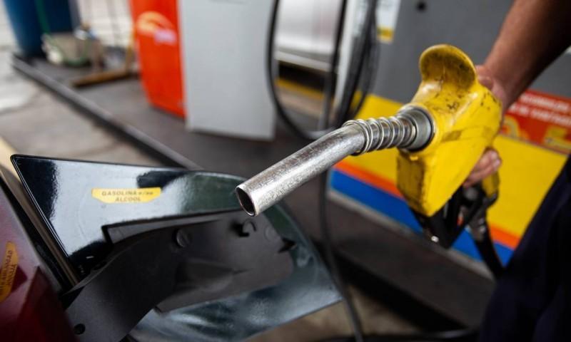 Petrobras anuncia redução no preço de distribuição da gasolina e do gás de cozinha