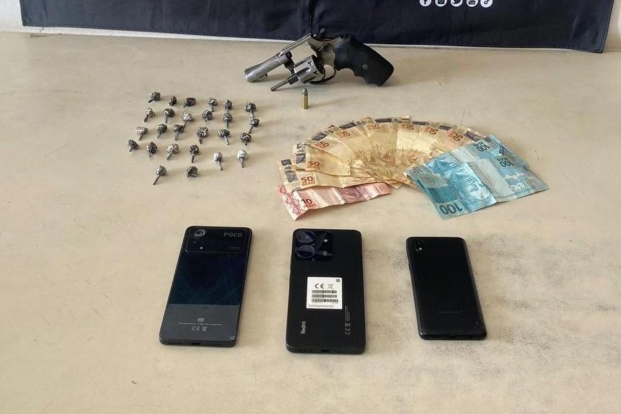 Com ajuda de cão farejador, PM apreende drogas e arma de fogo
