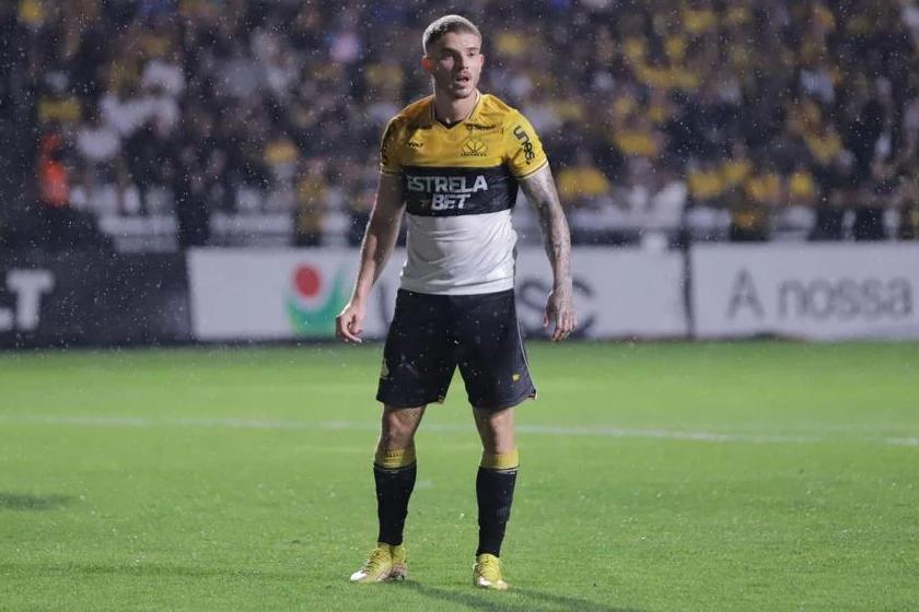 Sem vencer há três jogos, Léo Naldi garante elenco focado no acesso à Série A