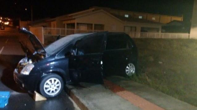 Estacionado na garagem de casa, morador acorda com veículo em chamas