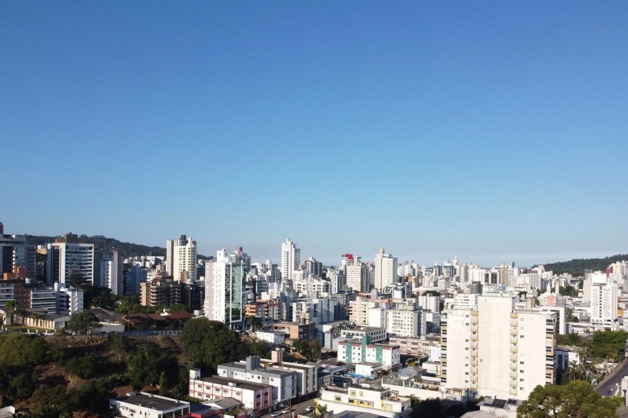 Temperaturas elevadas e céu ensolarado marcam a quinta-feira em Criciúma