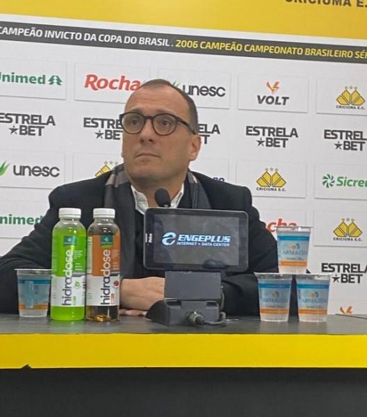 ‘Estive fora do país analisando jogadores’, garante Alex Brasil sobre reforços para a temporada