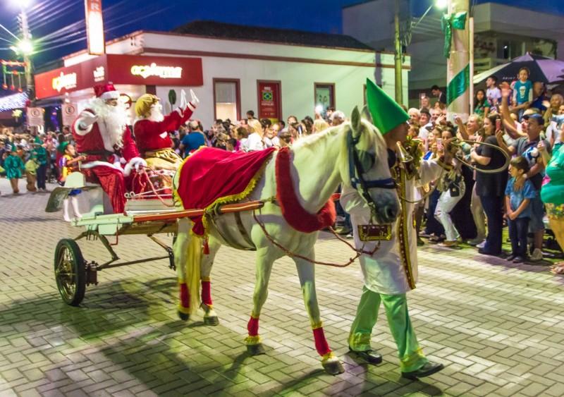 Desfile do Natal encanta crianças e adultos