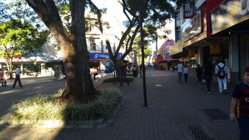 Lojas tem movimento, mas falta de mercadorias prejudicam vendas em Criciúma