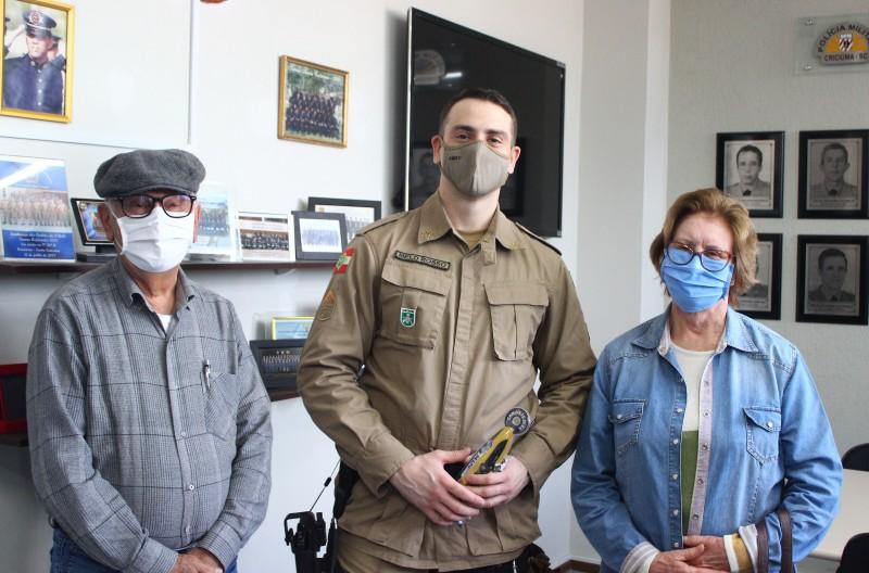 Soldado da PM é homenageado por casal de idosos, após ato de heroísmo durante incêndio em Criciúma