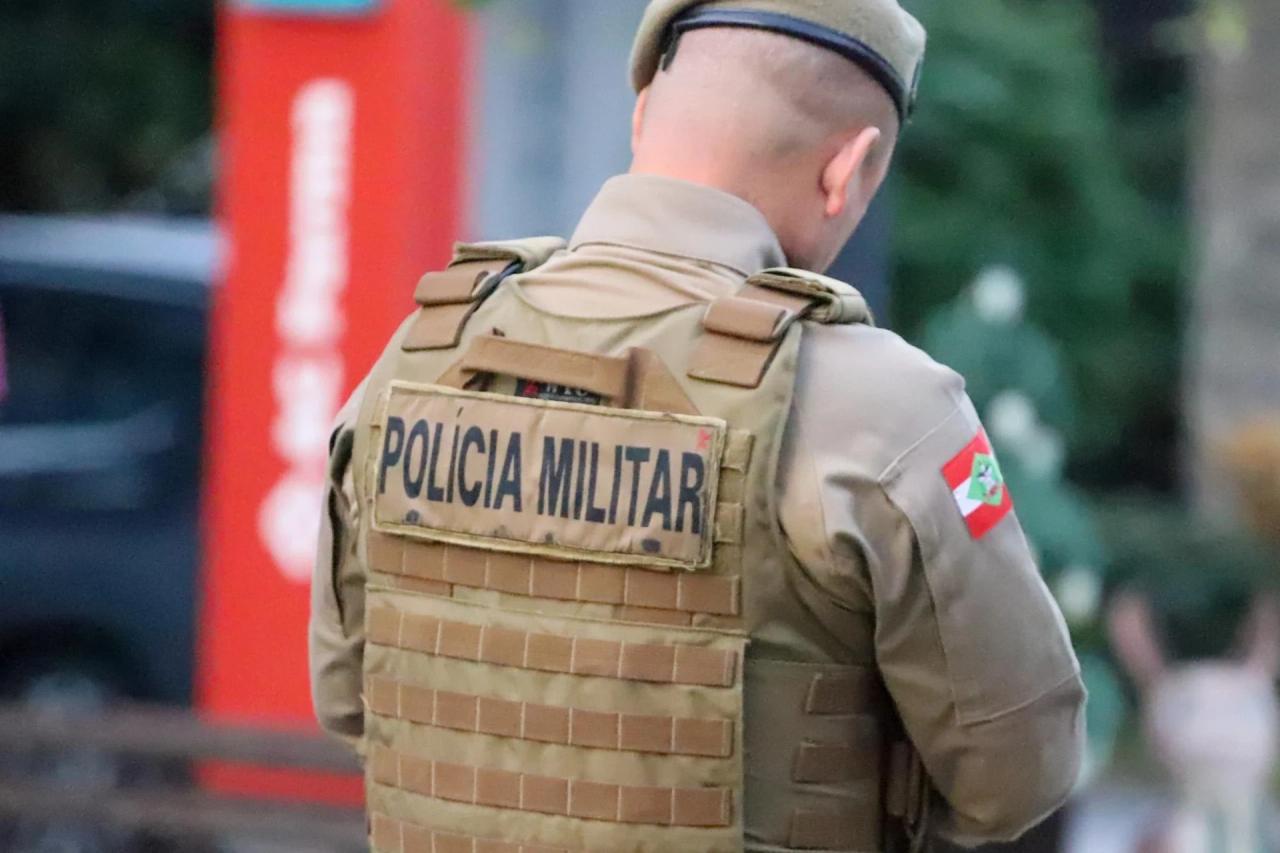 Homens encapuzados invadem casa e rendem morador com revólveres