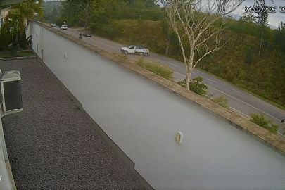 Vídeo mostra colisão entre caminhonete e motocicleta que deixou adolescente morta em Criciúma