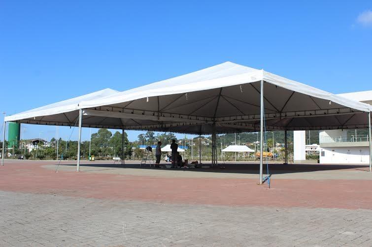 Estrutura começa a ser montada para o primeiro evento de food truck da região