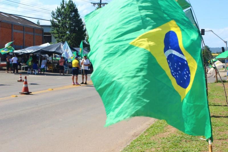 Com 60 dias de mobilização em frente ao 28º GAC, manifestantes aguardam ação das Forças Armadas