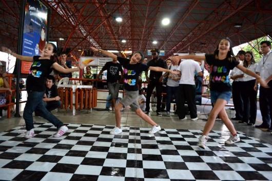 Cultura hip-hop difundida através da dança e música