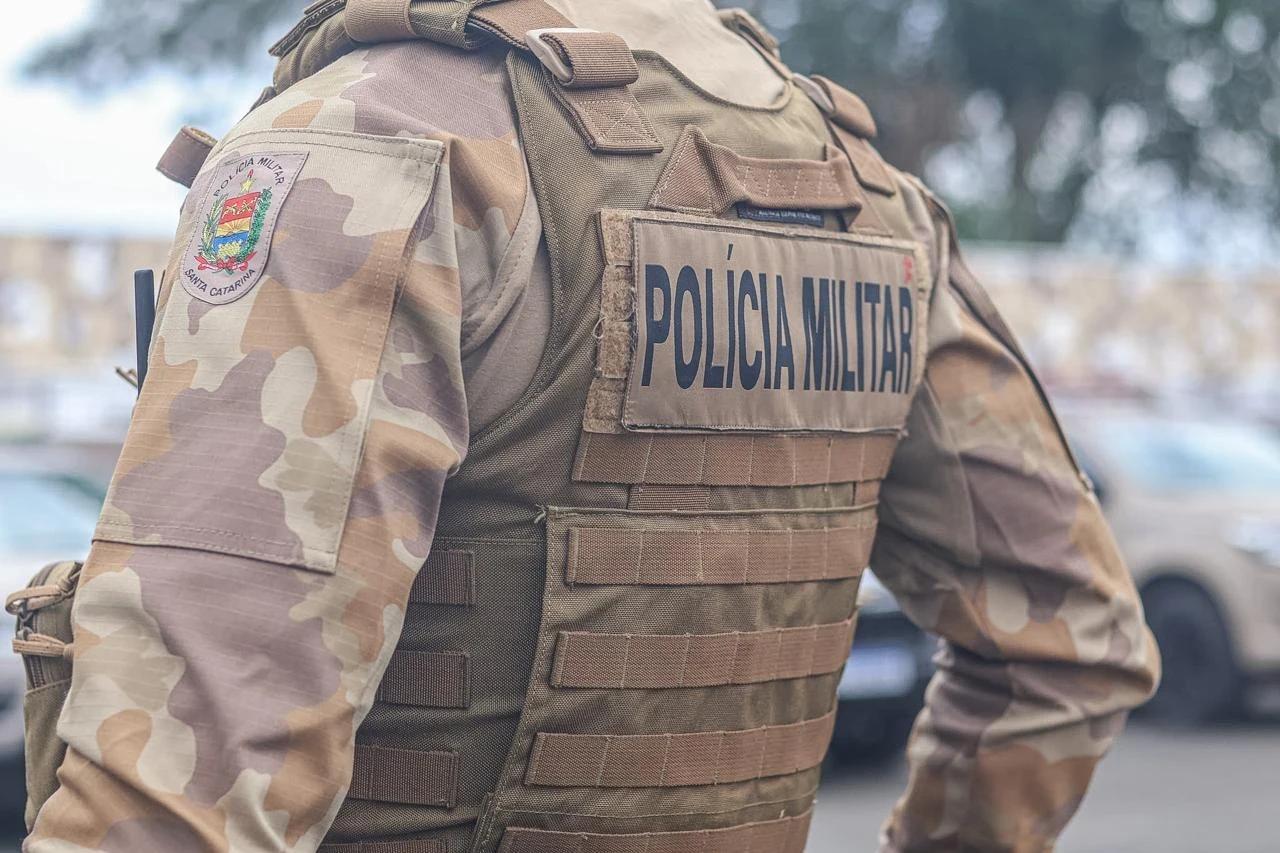 Foragido por roubo tenta fugir pulando muros, mas acaba preso em Içara