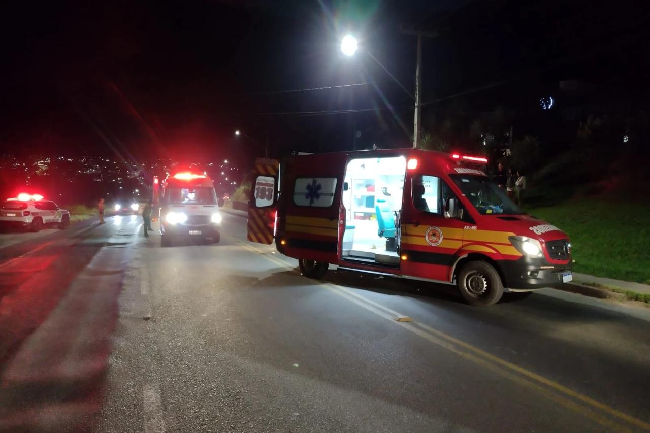 Duas pessoas ficam feridas após colisão entre carros na SC-108