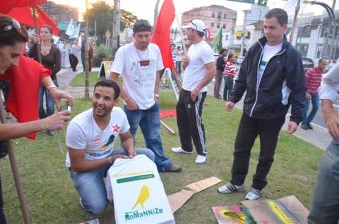 Jovens customizam camisetas no Movimento Romannize