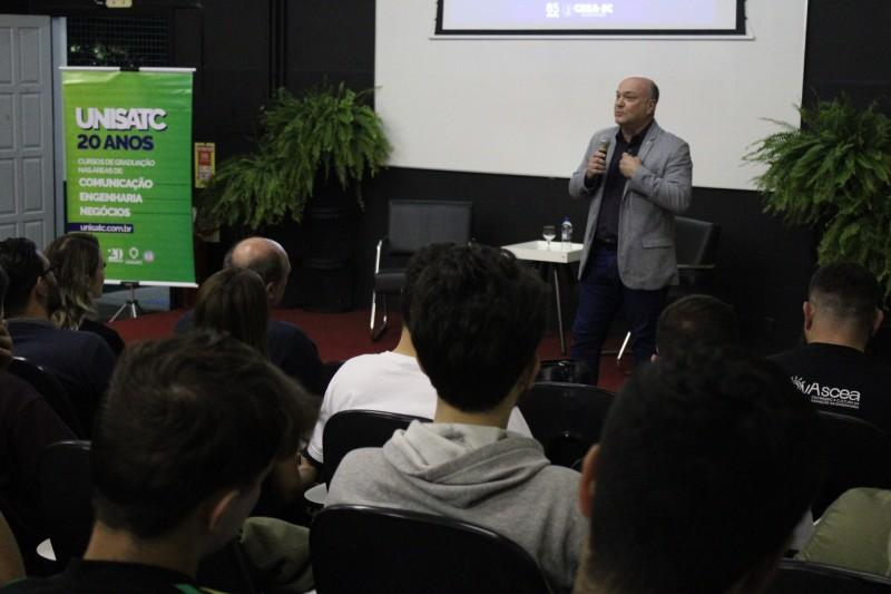 Futuro da engenharia é tema de palestra com acadêmicos da UniSatc