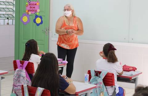 Profissionais da educação devem preencher formulário e se cadastrar no site Minha Vacina