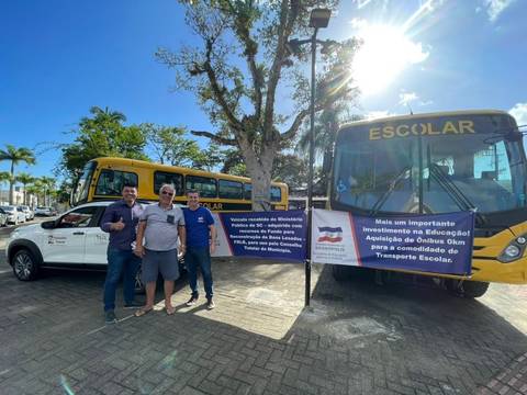 Dois ônibus 0km chegam para somar frota da Educação